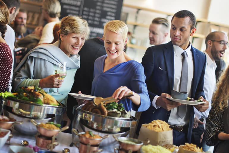 Entenda como calcular a quantidade de comida ideal para o evento